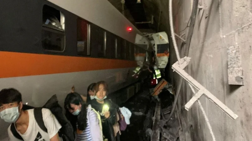 41 قتيلا على الأقل إثر خروج قطار عن سكته داخل نفق في تايوان
