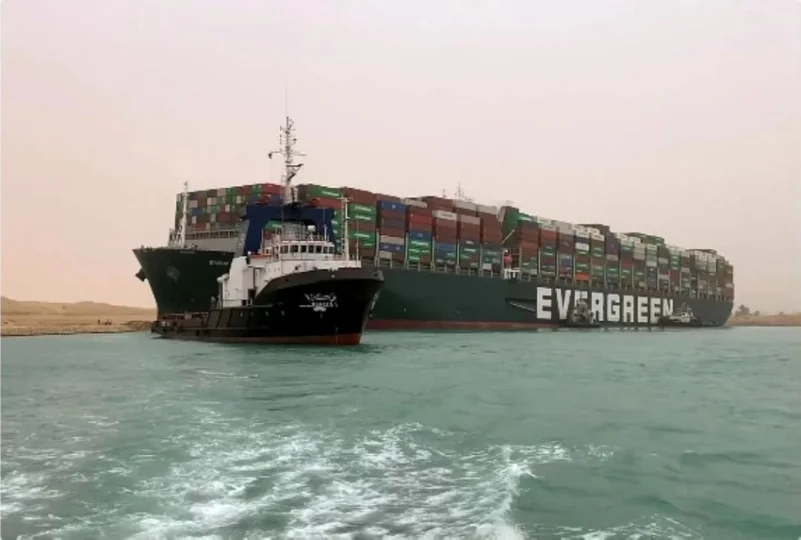 مسؤولان بقناة السويس يتهمان قبطان السفينة الجانحة بالتسبب في الأزمة
