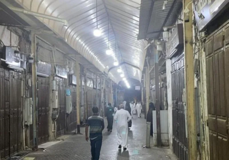 أمانة جدة تغلق سوقاً شعبية بالمنطقة التاريخية