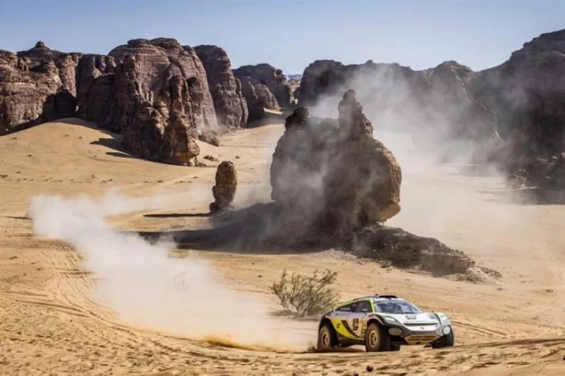 رئيس الاتحاد السعودي للسيارات يتوّج فريق "روزبيرغ إكس ريسينق" بكأس سباق "إكستريم إي العلا"
