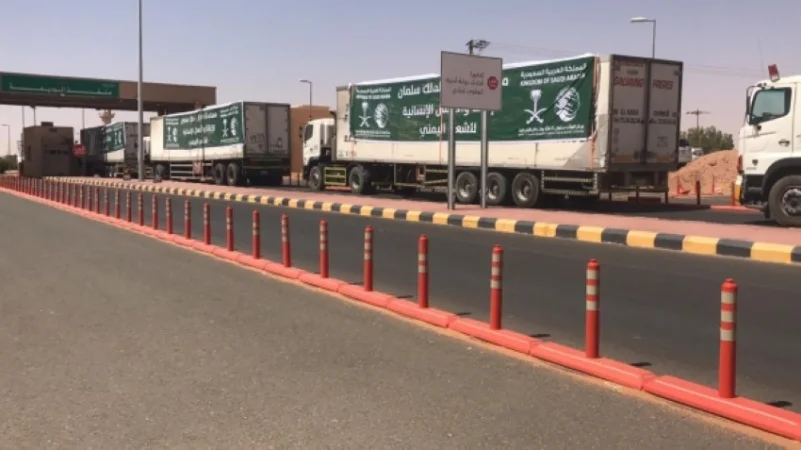 "سلمان للإغاثة": 13 شاحنة عبرت منفذ الوديعة باتجاه محافظات يمنية