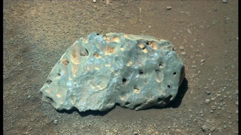 "ناسا" لا تعرف أصله..العثور على "حجر غريب" بكوكب المريخ