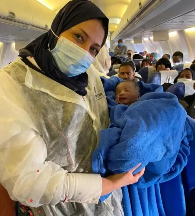 مسافرة على طائرة مصرية تنجب مولوداً في أجواء الخرطوم