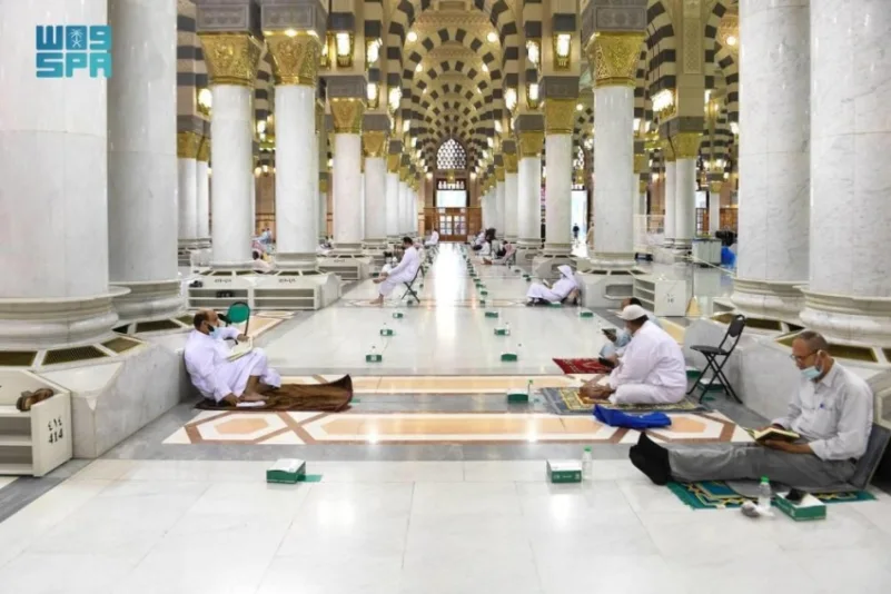التمر والماء إفطار المصلين بالمسجد النبوي