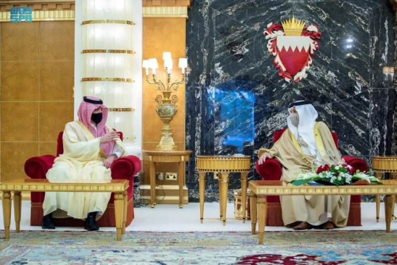 بحثا المستجدات..ملك البحرين يستقبل عبدالعزيز بن سعود