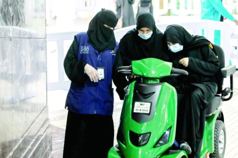 1500 امرأة لخدمة زائرات المسجد الحرام