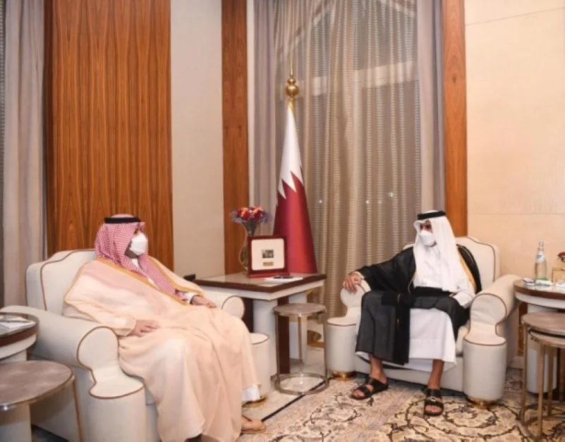 أمير قطر والأمير تركي بن محمد بن فهد يستعرضان سبل تعزيز أواصر العلاقات