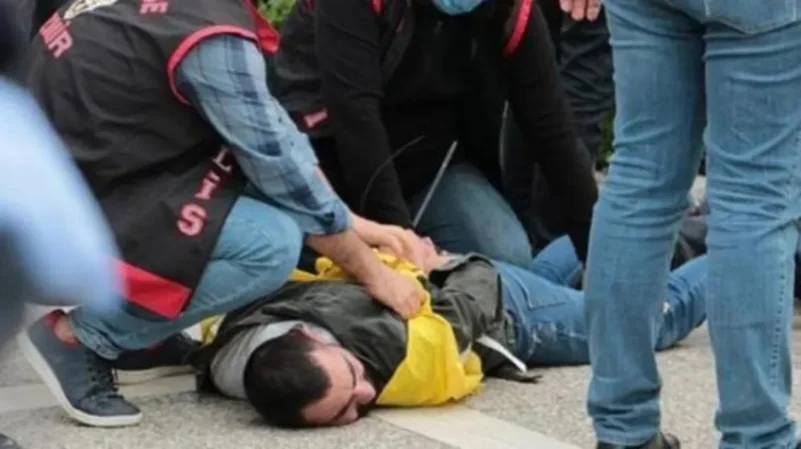 تركيا.. فيديو لشرطي يضغط على رقبة متظاهر يثير غضبا