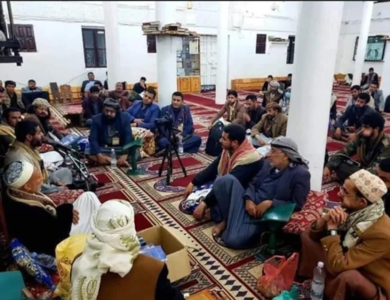 بالصور.. ميليشيات الحوثي تتعاطى "القات" داخل المساجد