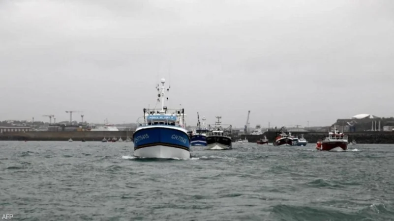 توتر بين بريطانيا وفرنسا بسبب صيد الأسماك.. وقطع بحرية تدخل على الخط