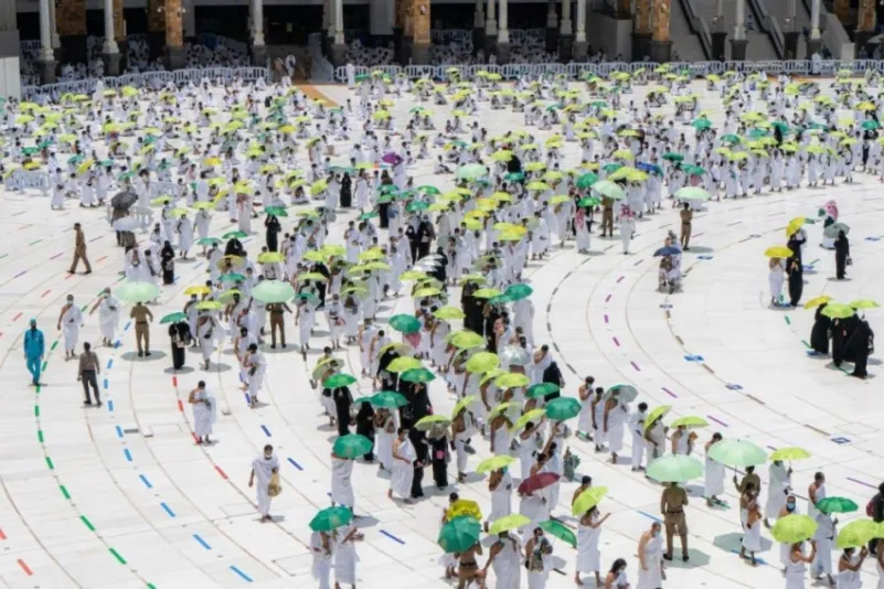الشؤون الإسلامية توزع 14 ألف مظلة للمعتمرين ضمن مبادرة "ظل ووقاية"