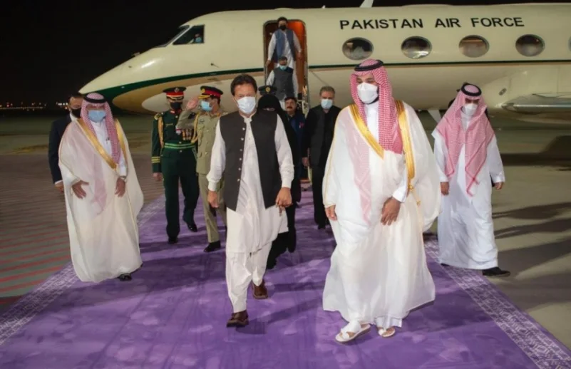 ولي العهد يستقبل رئيس الوزراء الباكستاني بمطار الملك عبدالعزيز