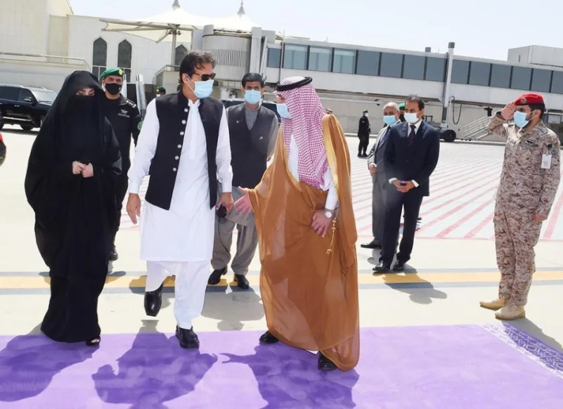 رئيس وزراء باكستان يغادر جدة متوجهًا إلى المدينة المنورة