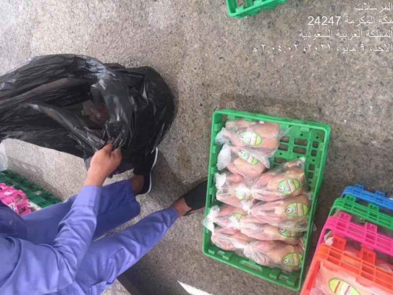 إغلاق ثلاث منشأت غذائية وإتلاف ٢٠٠ دجاجة بعزيزية مكة