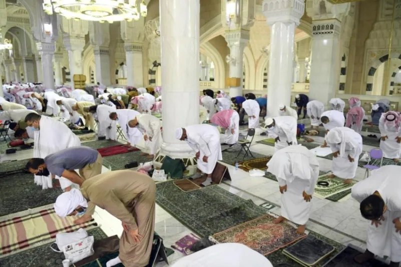 جموع المصلين تشهد ختم القرآن بالمسجد الحرام