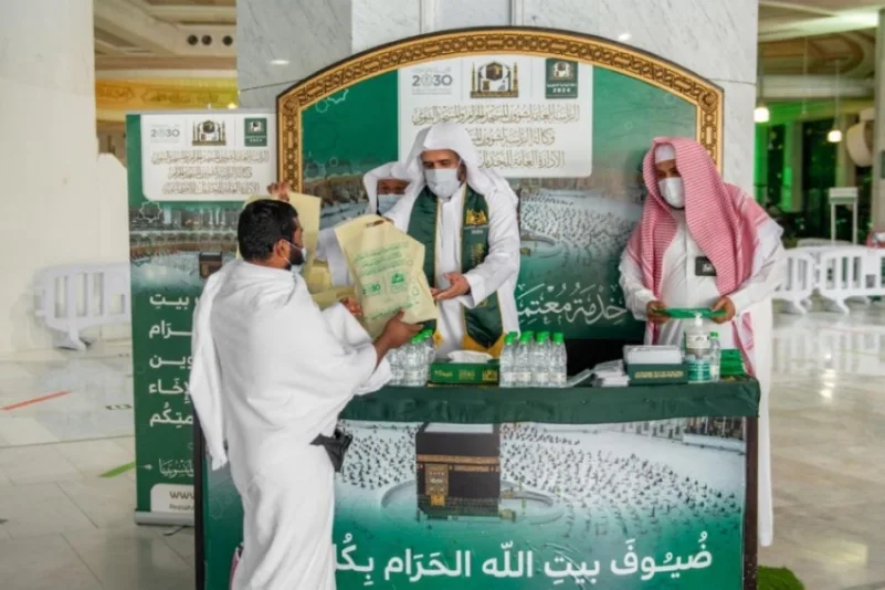 وكالة شؤون المسجد الحرام توزع الهدايا على قاصدي بيت الله الحرام