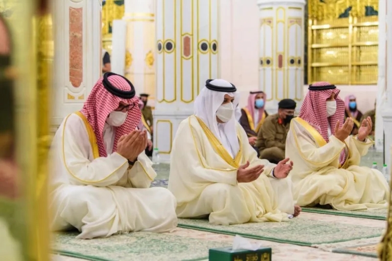 أمير المدينة ونائبه يؤديان صلاة العيد بالمسجد النبوي