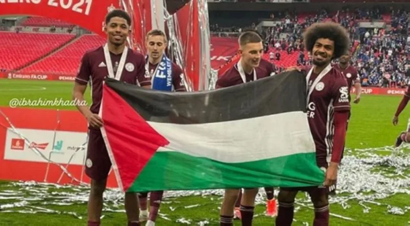 لاعبو ليستر يدعمون الفلسطينيين بعد التتويج بكأس انجلترا