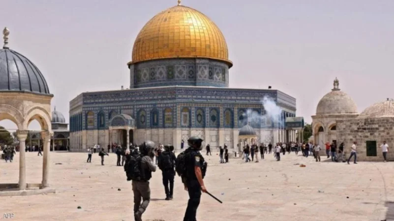 اشتباكات بين الفلسطينيين والقوات الإسرائيلية في محيط المسجد الأقصى
