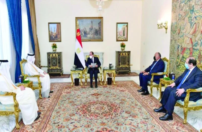 أمير قطر يوجه الدعوة للرئيس المصري لزيارة الدوحة