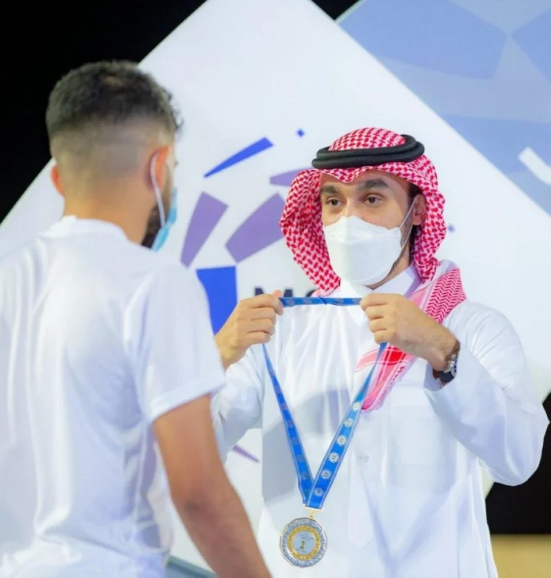 وزير الرياضة يُتوِّج فريق الحزم ببطولة دوري الأمير محمد بن سلمان للدرجة الأولى