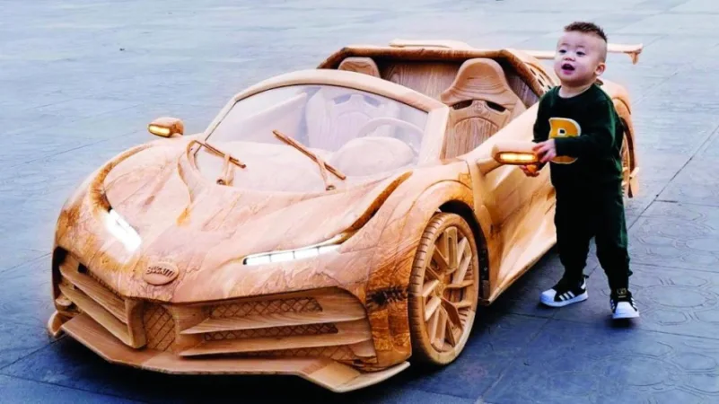 أب يسعد ابنه بصناعة سيارة خشبية!