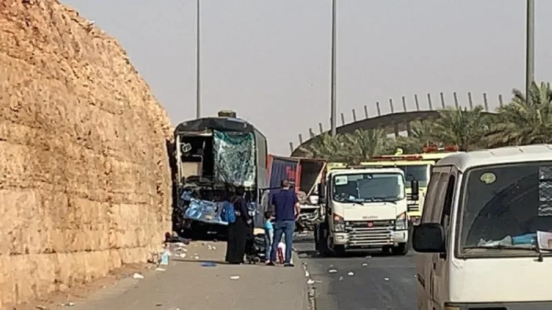 12 مصاباً في تصادم حافلة ركاب وشاحنة بالرياض