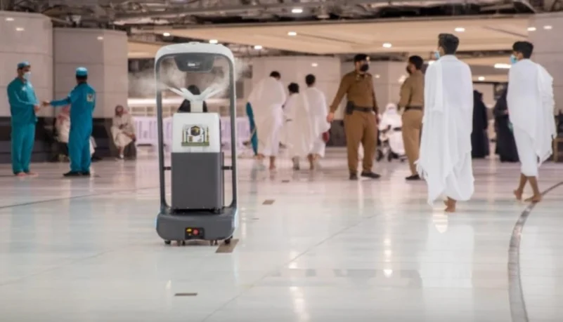 10 روبوتات تطوف المسجد الحرام للتعقيم