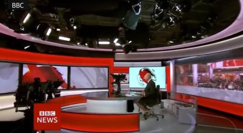 مذيع BBC يقدم نشرة الأخبار بـ"الشورت"