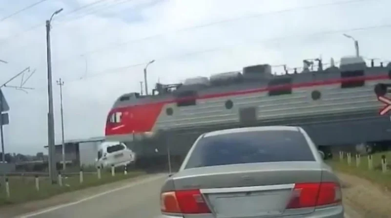 صورة..لحظة اصطدام مركبة مسرعة بقطار في روسيا