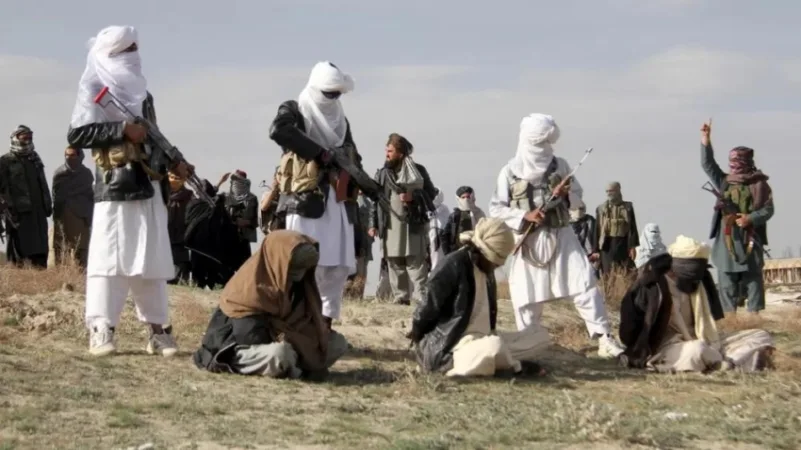 "طالبان" تقتل عشرة من عمال نزع الألغام شمال أفغانستان