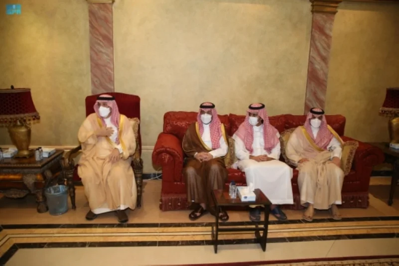 أمير الرياض يقدم تعازيه في وفاة المستشار الخاص والمشرف على مكتب سموه