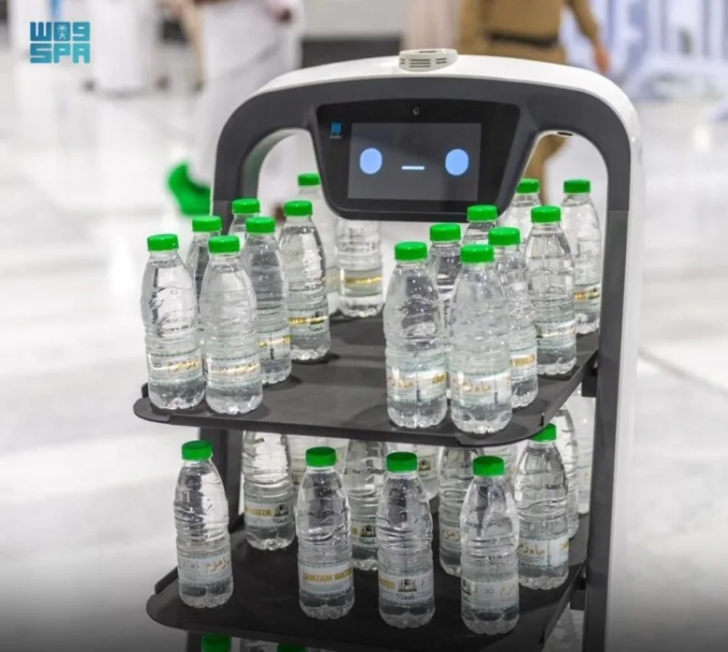 الرئيس العام لشؤون الحرمين يدشن الروبوت الذكي لتوزيع عبوات مياه زمزم