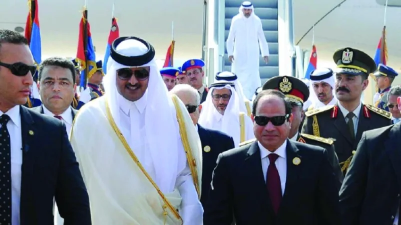 السيسي يدعو أمير قطر لزيارة مصر.. وتسوية الملفات العالقة