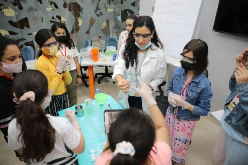 12 شابة سعودية يتأهلن لممارسة فن المكياج السينمائي