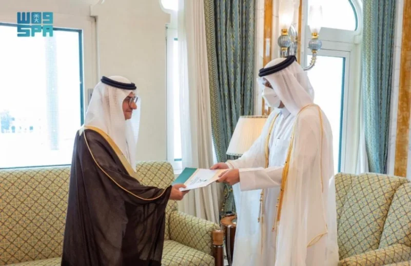 سفير خادم الحرمين المعين لدى قطر يقدم نسخة من أوارق اعتماده