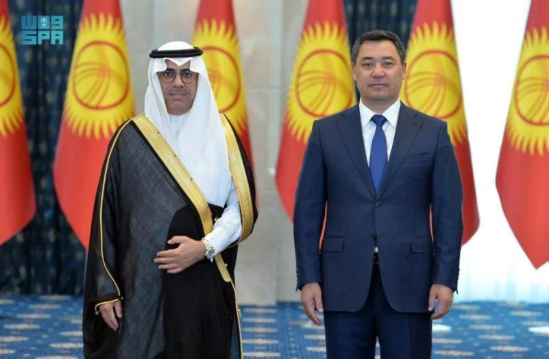 السفير الراضي يقدم أوراق اعتماده لرئيس قيرغيزستان