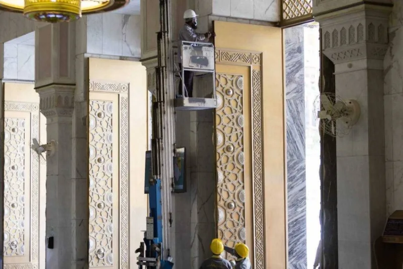 صيانة أبواب المسجد الحرام استعداداً لموسم الحج