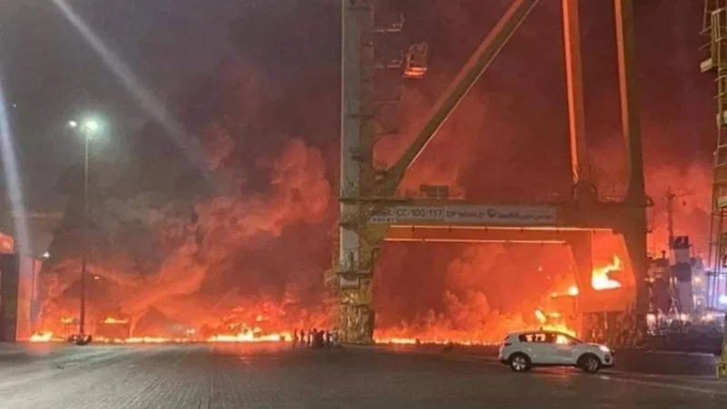 الإمارات: حريق السفينة بميناء جبل علي تحت السيطرة