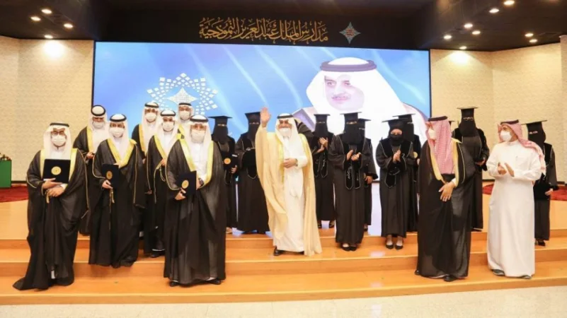 أمير تبوك يرعى تخريج 209 طلاب وطالبات بمدارس الملك عبدالعزيز النموذجية