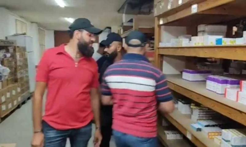 بالفيديو.. شباب يقتحمون مستودع أدوية في طرابلس اللبنانية