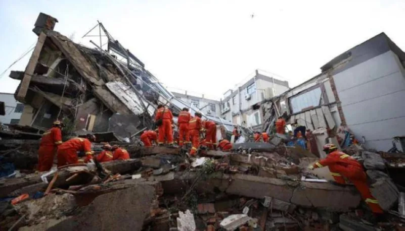 الصين : 8 قتلى و9 مفقودين في انهيار الفندق