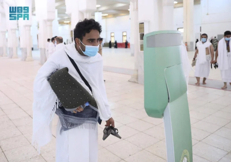 روبوت آلي يقدم الفتوى لضيوف الرحمن في مسجد نمرة