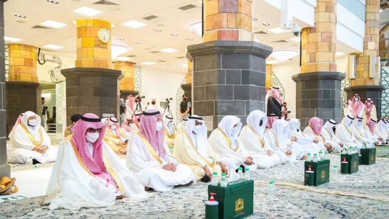 أمير مكة ونائبه وعدد من الحجاج يؤدون صلاة عيد الأضحى بالمسجد الحرام