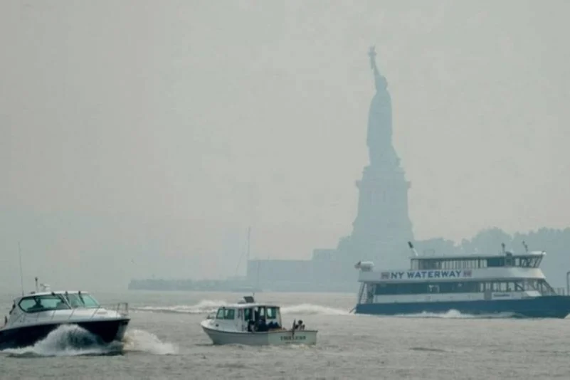 ضباب دخاني يغطي نيويورك بفعل حرائق في غرب الولايات المتحدة