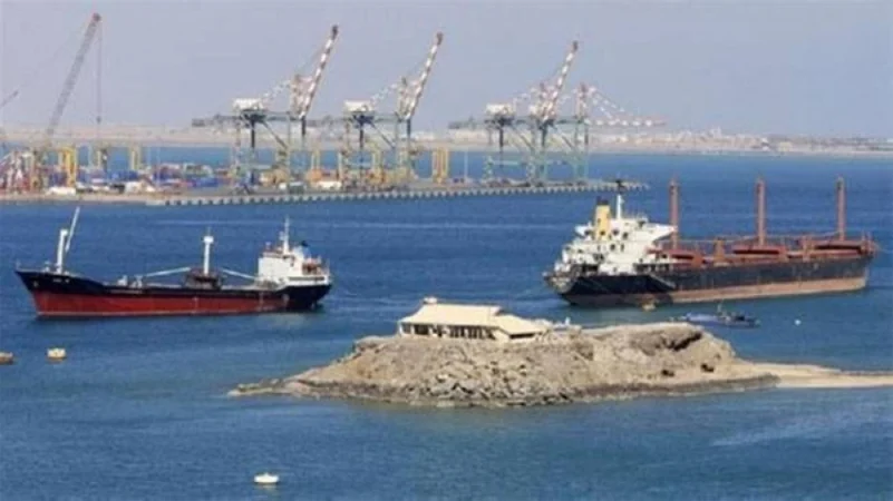 في منطقة خاضعة للميليشيات الحوثية غرق ناقلة متروكة في خليج عدن وبقعة نفطية تلوث الساحل