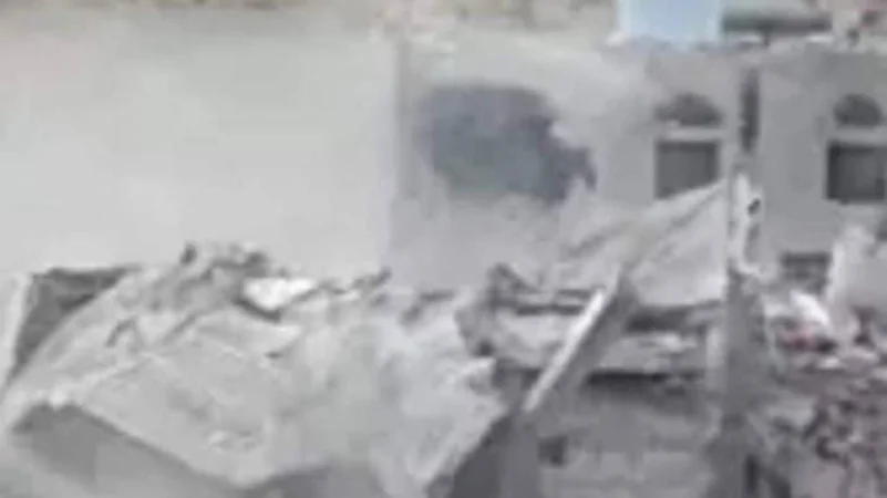 الحوثي يفجر منزل مواطن يمني..والإرياني: إرهاب وانتقام