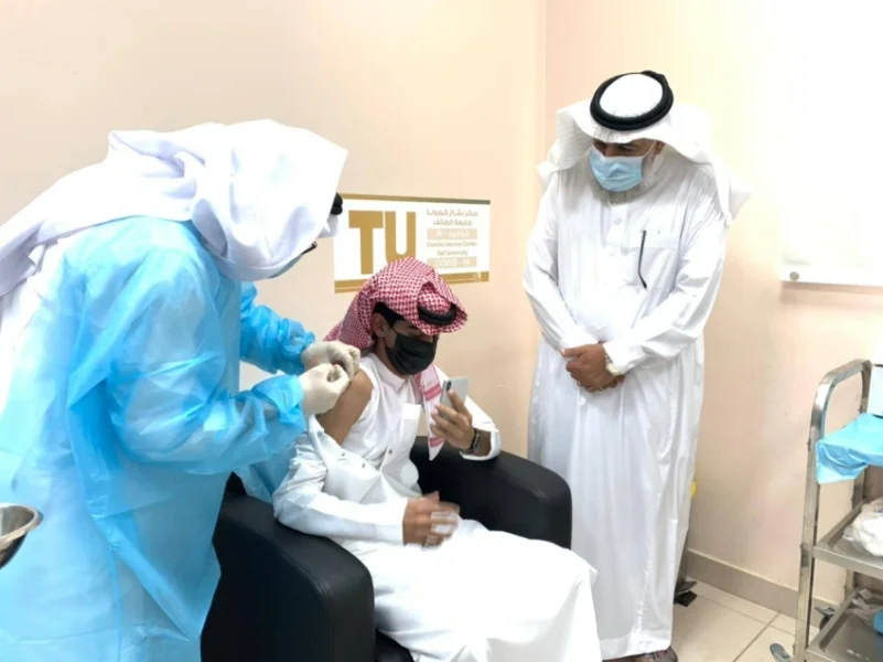 مديرا تعليم وجامعة الطائف يتفقدان سير عملية التطعيم