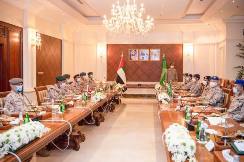 رئيس الأركان يبحث مع نظيره الإماراتي تطوير العلاقات العسكرية