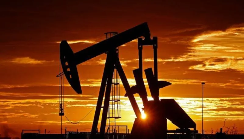 أسعار النفط تتراجع مع تزايد الإصابات بسلالة دلتا